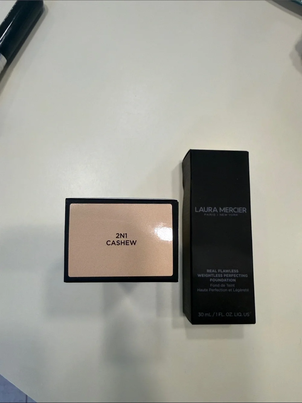 laura mercier Real Flawless Weightless Perfecting Foundation - Black